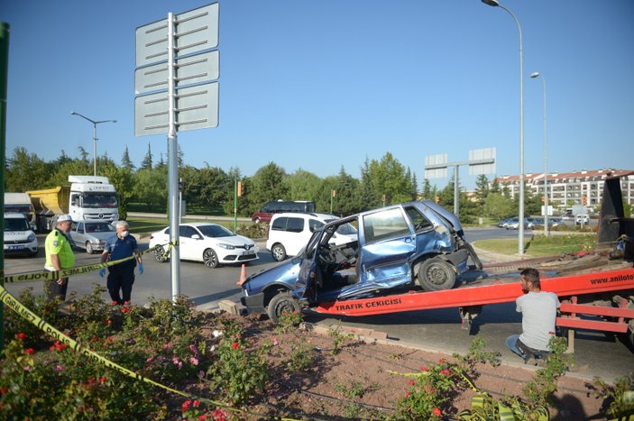 Eskişehir'de minibüs ile otomobil çarpıştı: 1 ölü