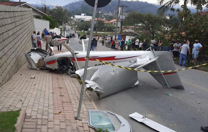 Brezilya’da pilot ve yolcu düşen uçaktan kurtuldu