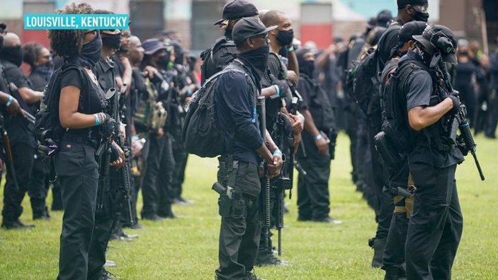 ABD'de silahlı bir grup polis şiddetini protesto etti