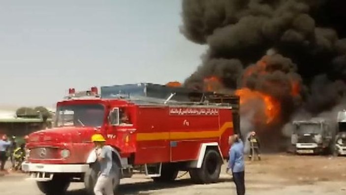 İran’da park halindeki araçlar alev alev yandı