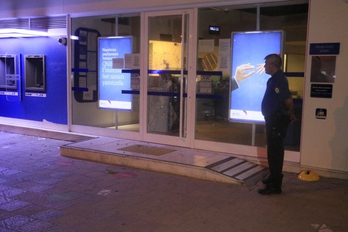 Adana'da bir kişi ATM kartını yutunca camını kırdı