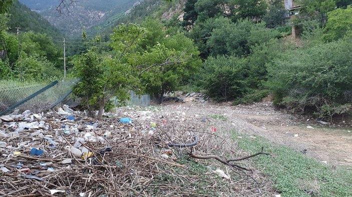 Gümüşhane'de baraj suyu çekilince çöpler ortaya çıktı