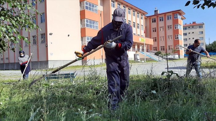 Ardahan'da öğretmenler, okul bahçesini temizledi