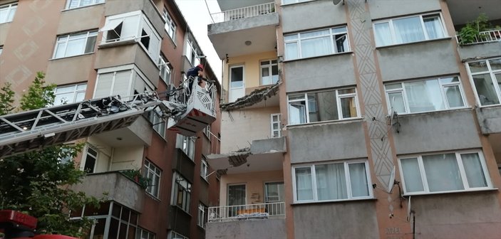 Küçükçekmece'de bir binanın balkonu yıkıldı