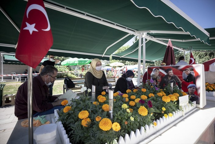Ankara'da şehitliklere bayram ziyareti