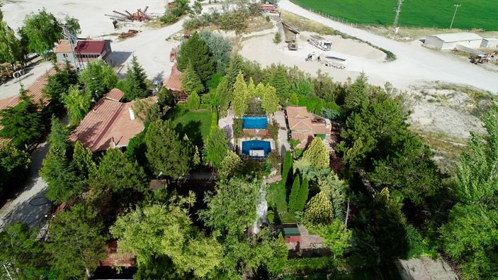 Karapınar'daki çorak arazisini vahaya çevirdi