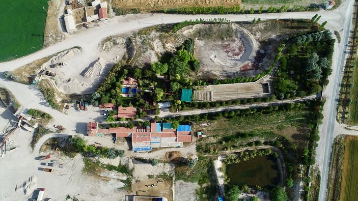 Karapınar'daki çorak arazisini vahaya çevirdi