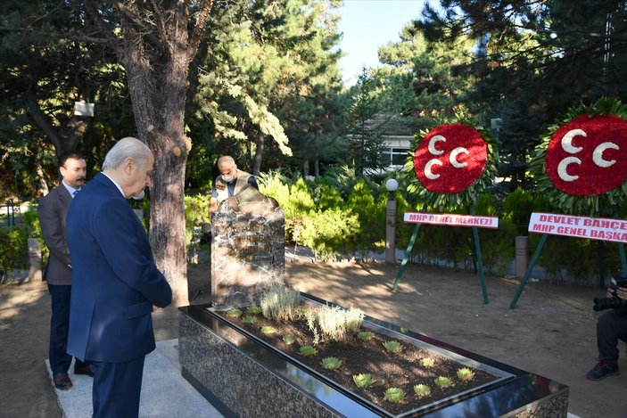 Bahçeli, Alparslan Türkeş'in kabrini ziyaret etti