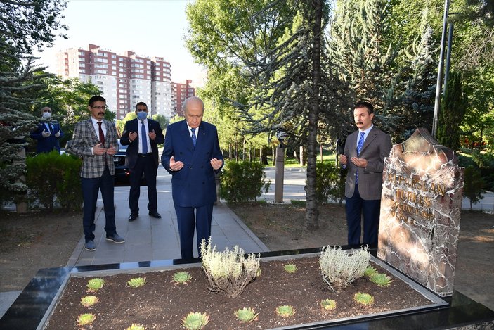 Bahçeli, Alparslan Türkeş'in kabrini ziyaret etti