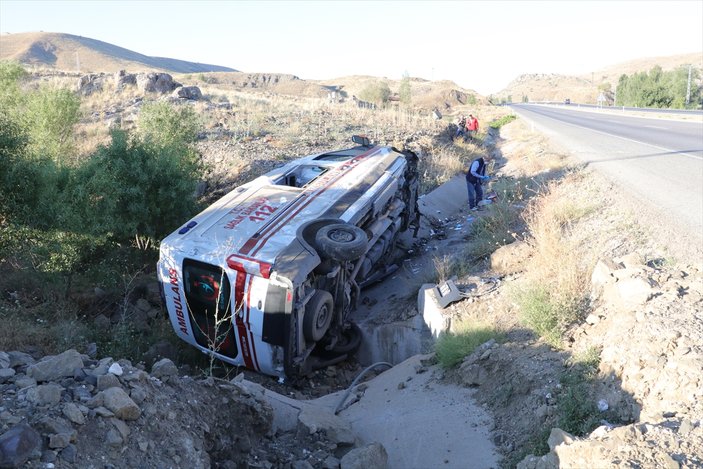 Yozgat'ta ambulans devrildi: 3 yaralı