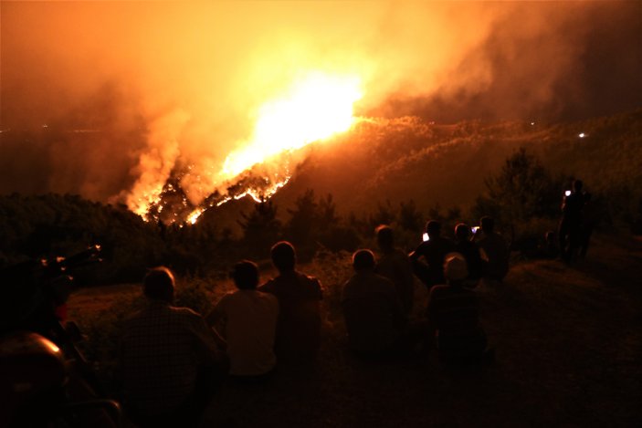 Manisalılar, orman yangınını çaresizlik içinde izledi