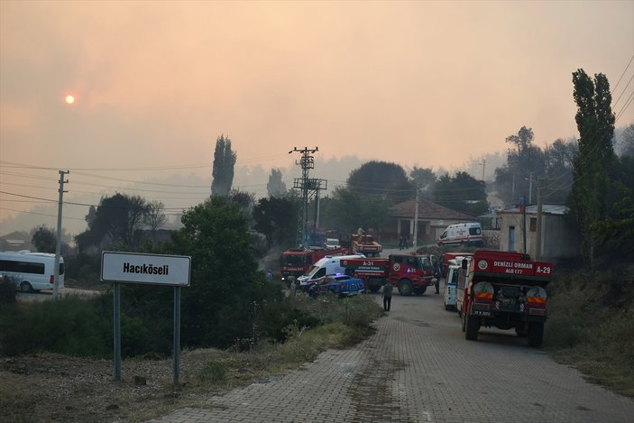 Manisa'da orman yangını yerleşimlere ulaştı