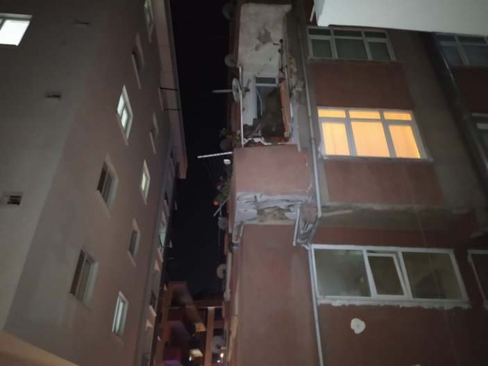 Bahçelievler’de binanın balkonu çöktü: 1 yaralı