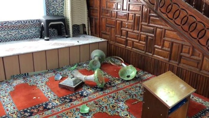 Bursa'da, camları kırdığı camiden zorla çıkarıldı
