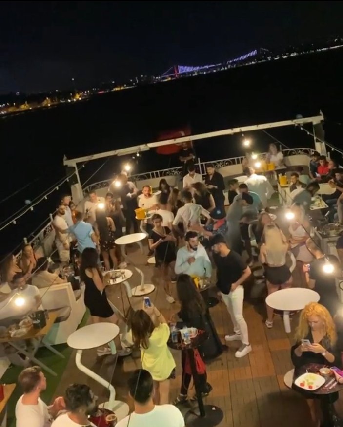 Boğaz'da yüzen kulüplerde maskesiz parti