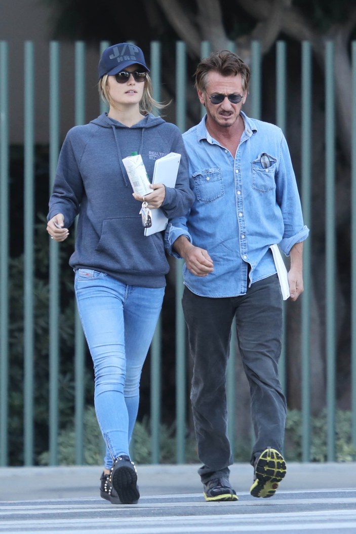 59 yaşındaki Sean Penn, 28 yaşındaki sevgilisiyle evlendi