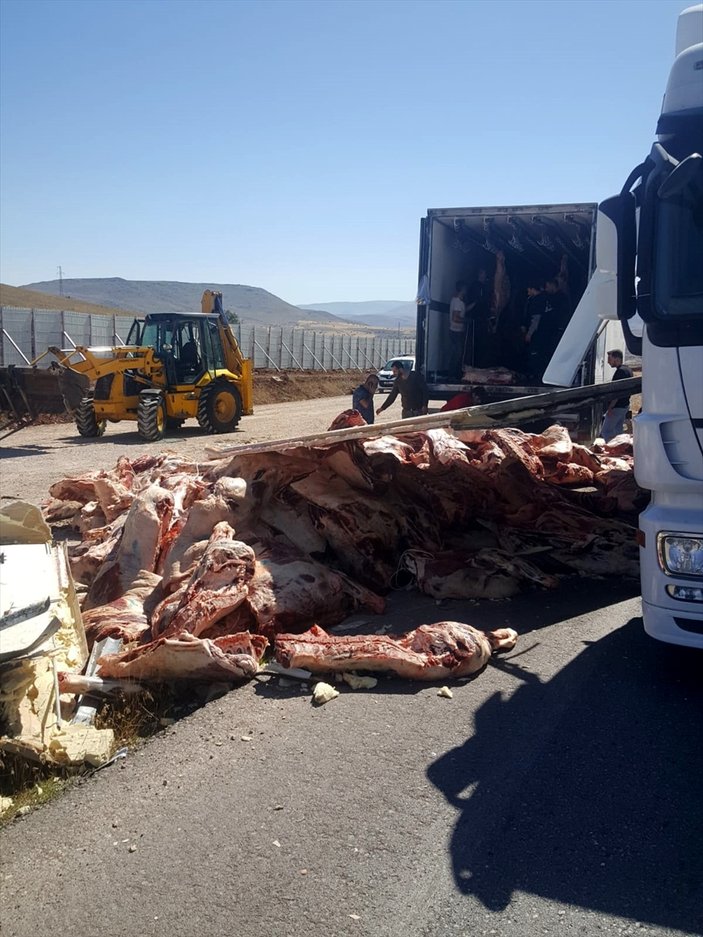 Sivas'ta tırdaki etler yola döküldü