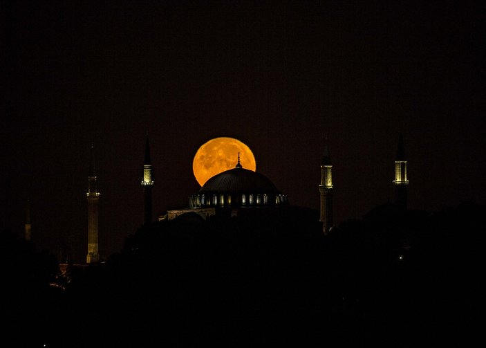 Ayasofya'da dolunay manzarası