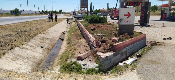 Sivas'ta otomobil takla attı: 3 yaralı