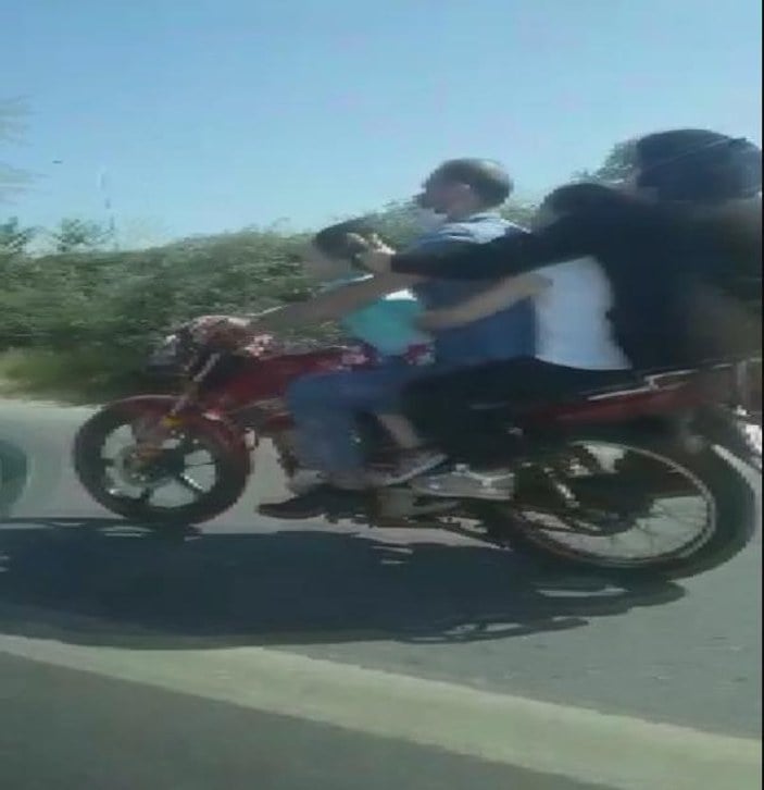 TEM'de 4 kişilik ailenin tehlikeli motosiklet yolculuğu