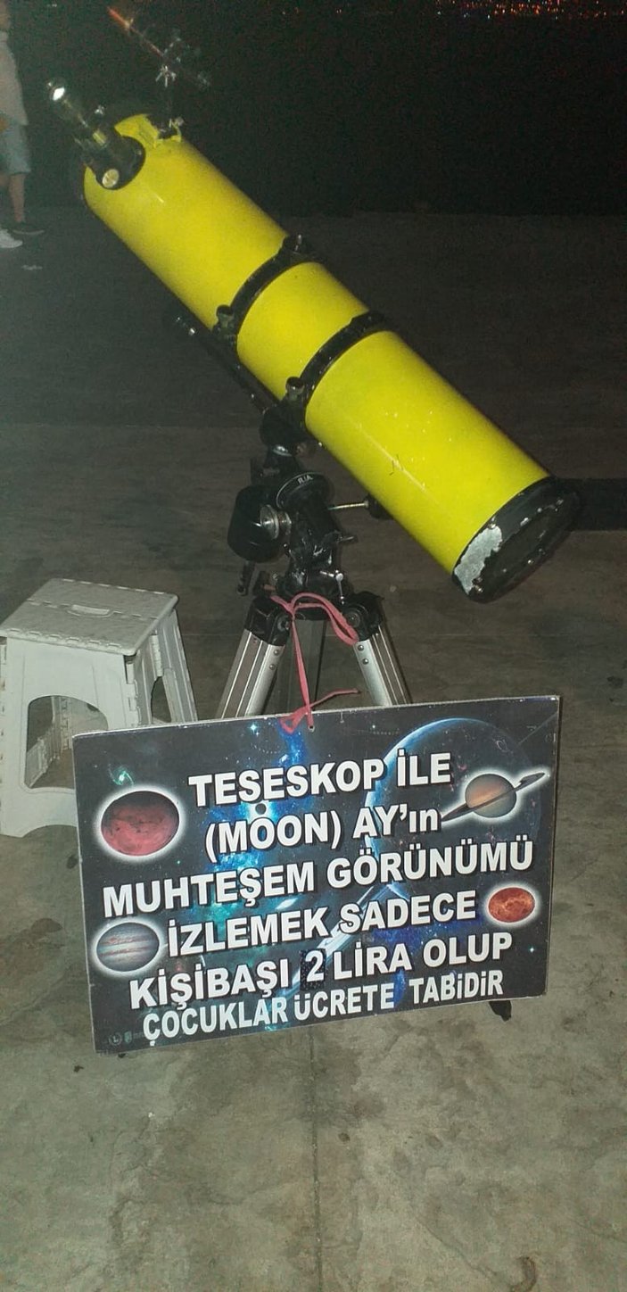 Ay'ı, seyyar teleskop ile 2 liraya gösteriyor