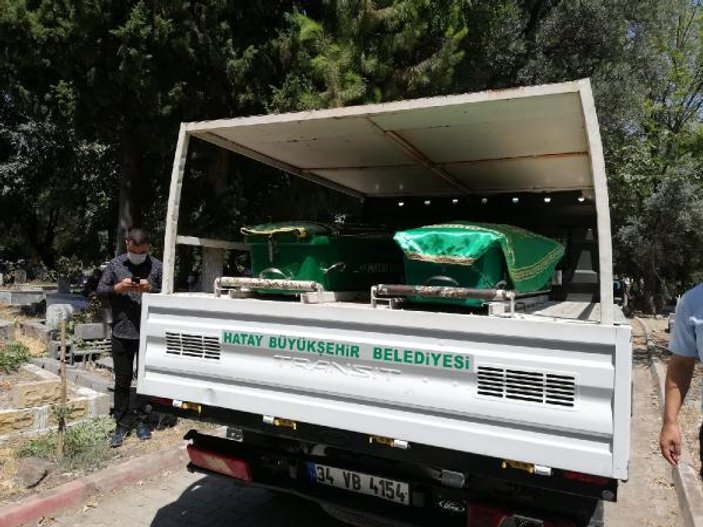 Adana'da su kuyusunda hayatını kaybeden 4 kişi defnedildi