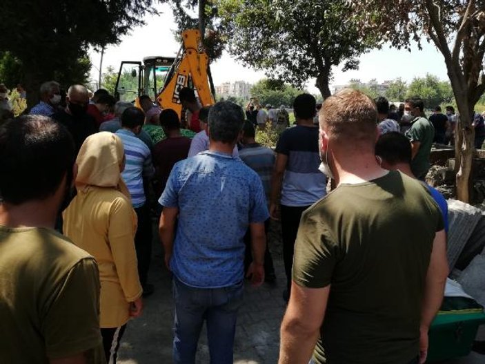 Adana'da su kuyusunda hayatını kaybeden 4 kişi defnedildi