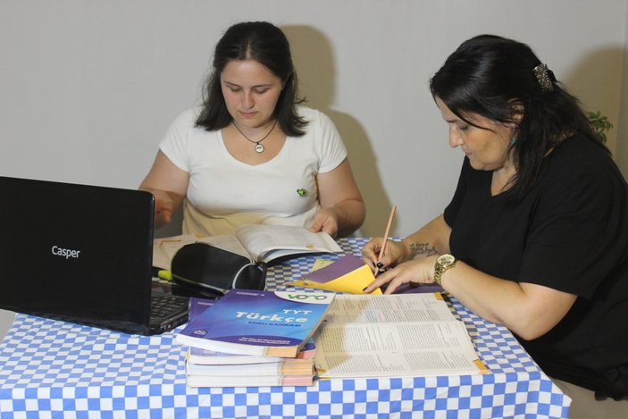 Düzce’de anne ve kızı birlikte sınava girdi