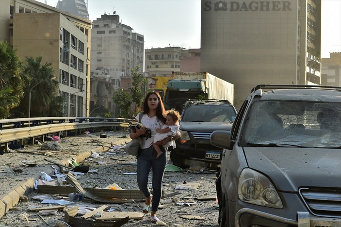 Beyrut Valisi patlama sonrası gözyaşlarını tutamadı