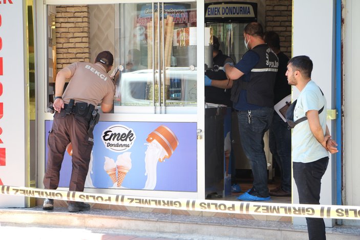 Elazığ’da müşterilerin gözü önünde cinayet işledi