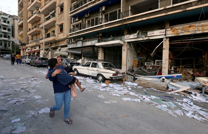 Lübnan'daki patlama anı, AVM'nin güvenlik kamerasında