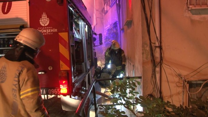 Beşiktaş'ta bir binanın çatı katında yangın çıktı