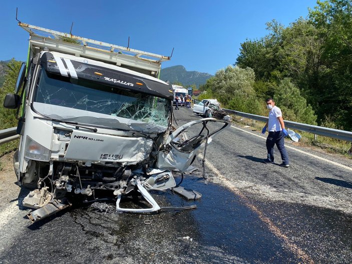 Karabük’te otomobille kamyon çarpıştı: 2 ölü, 3 yaralı