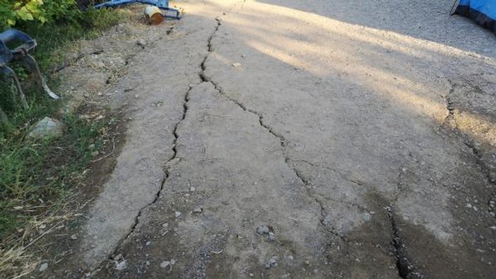 Malatya'da depremden sonra derin yarıklar oluştu
