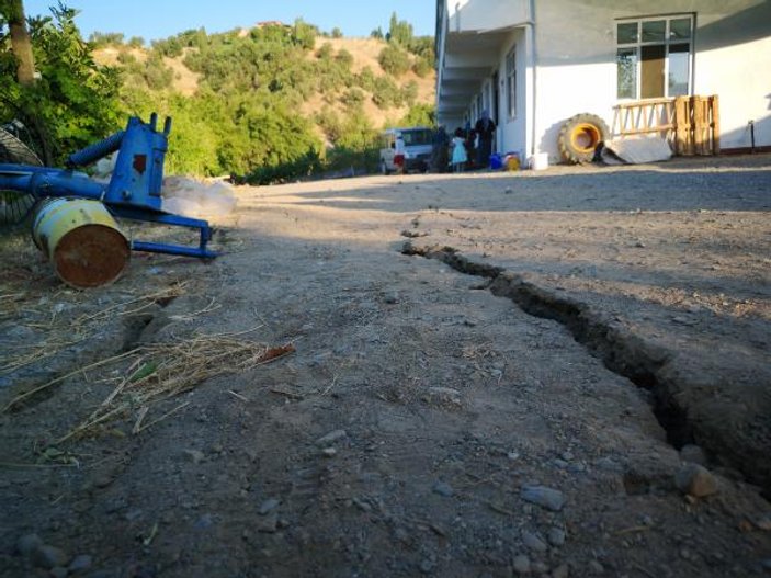 Malatya'da depremden sonra derin yarıklar oluştu