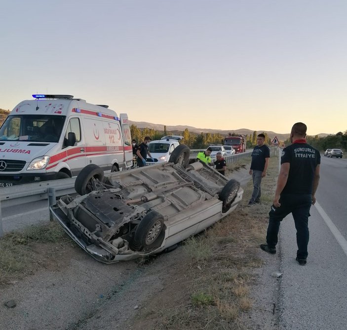 Çorum'da  otomobil refüje devrildi: 2 yaralı