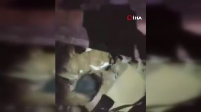 i Lübnan'da bir çocuk enkazın altından çıkarıldı