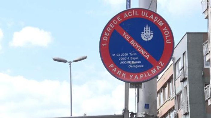 İstanbul'da araçlar, kaldırımlara park ediliyor