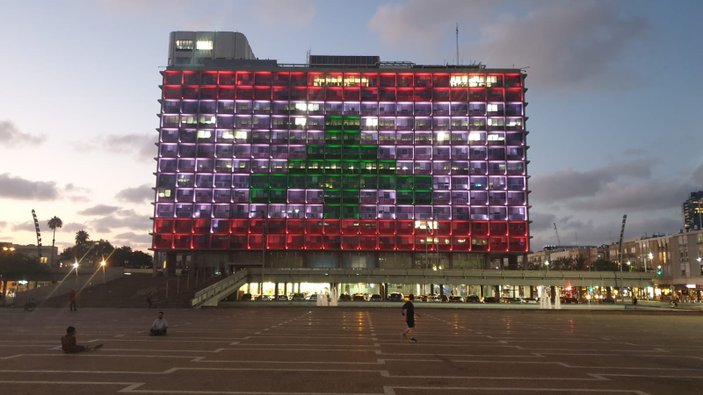 Tel Aviv Belediye binası, Lübnan bayrağıyla aydınlatıldı