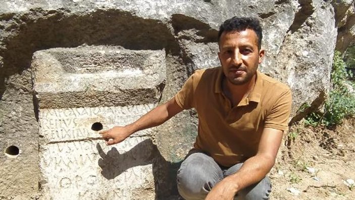 Mersin’deki 1800 yıllık yazıtta defineci tahribatı