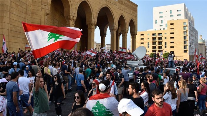 Macron: Lübnan'ın iç işlerine karışmak zorundayız