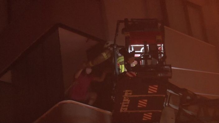 Ataşehir'de bir binada patlama meydana geldi