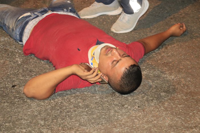 Adana'da kazada yaralanan kişi telefonuna sarıldı