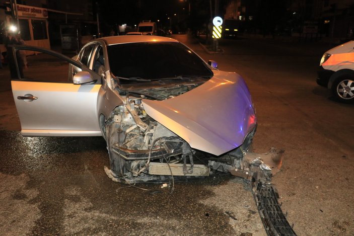 Adana'da kazada yaralanan kişi telefonuna sarıldı