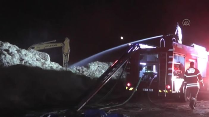 i İzmir'de bir çiftlikte bulunan 3 ton saman yandı