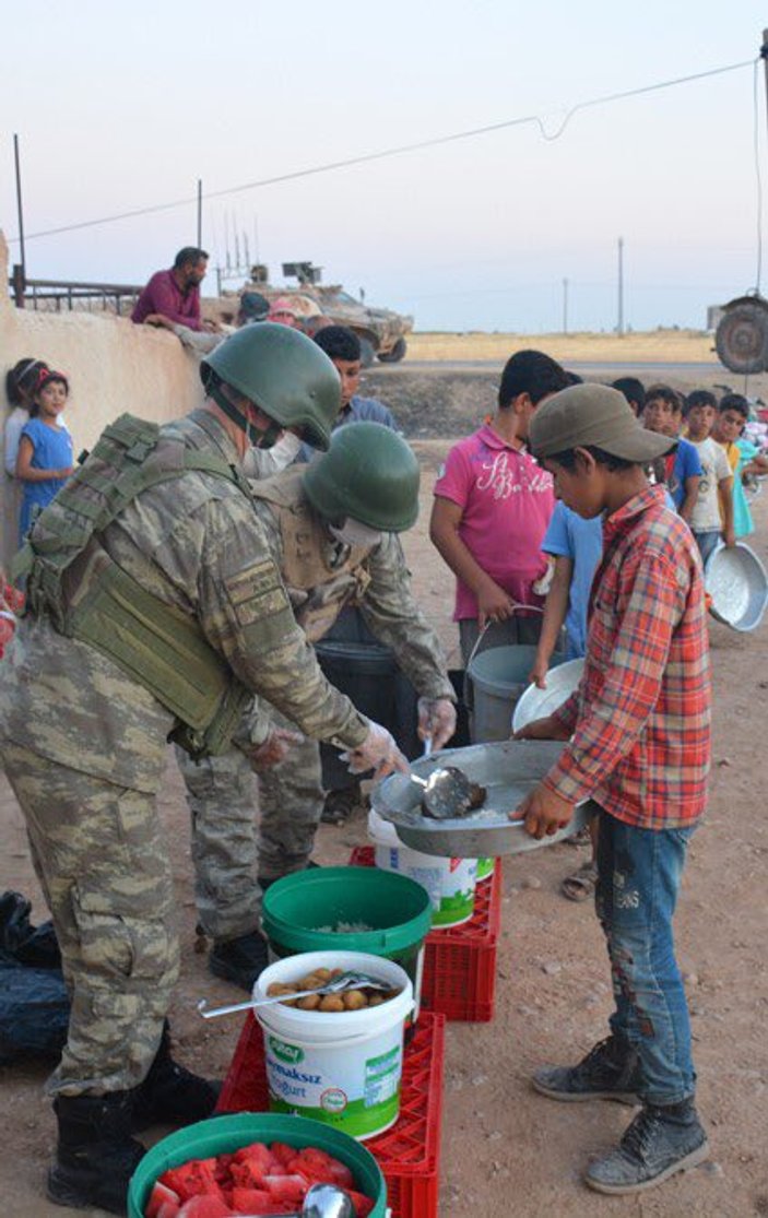 Türk askeri yemeğini Suriyelilerle paylaşıyor