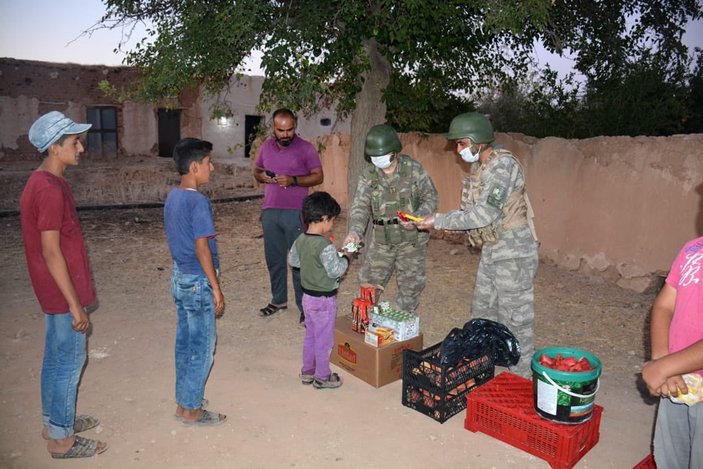 Türk askeri yemeğini Suriyelilerle paylaşıyor