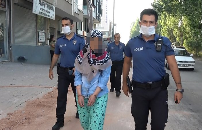 Bursa'da sinir krizi geçirdi: Evdeki eşyaları sokağa attı