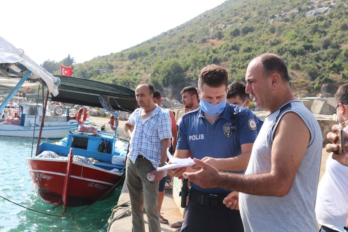 Antalya’da polis iki genci boğulmak üzereyken kurtardı
