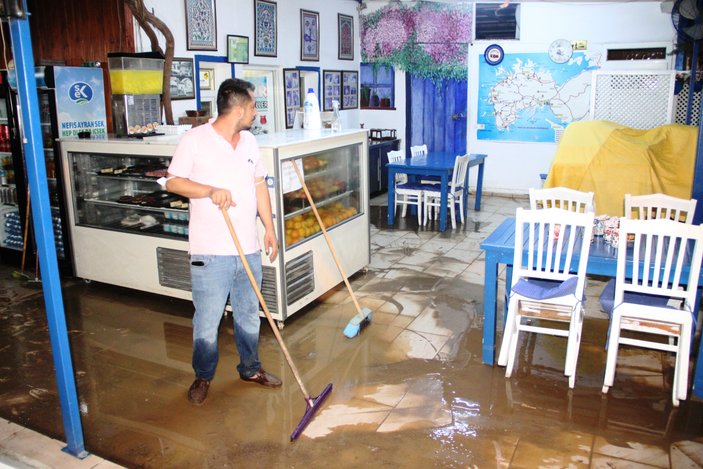 Muğla'da ev ve iş yerlerini su bastı